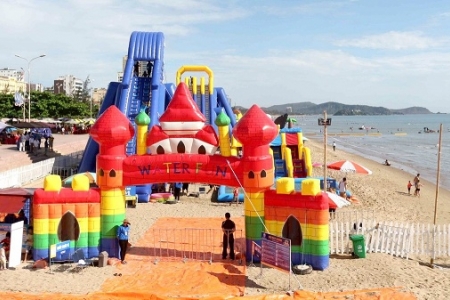 Nghệ An: Khánh thành công viên giải trí WaterFun trên bãi biển Cửa Lò