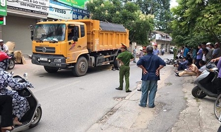 Hà Nội: Bị xe tải kéo lê gần 20m, nam thanh niên tử vong tại chỗ