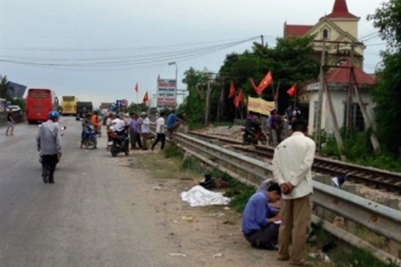 Nghệ An: Qua đường thiếu quan sát, hai mẹ con bị tàu hỏa tông thương vong