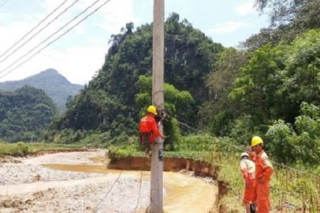 Dự kiến ngày 30/6 sẽ cấp điện trở lại cho các tỉnh bị ảnh hưởng của bão lũ