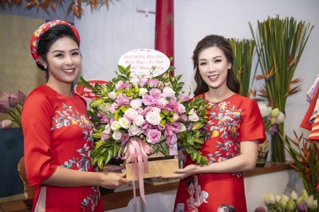 Mrs Áo dài Phí Thị Thùy Linh "rạng rỡ" tới chúc mừng Hoa hậu Ngọc Hân khai trương cửa hàng mới