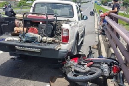 Xe tải tông xe máy trên dốc cầu Cần Thơ, 2 người tử vong tại chỗ