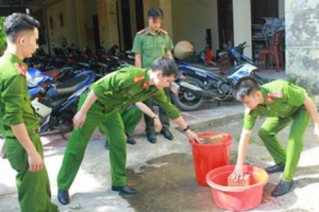 Bình Dương: Dùng gạch tiêu hủy pháo, 4 cán bộ bị thương