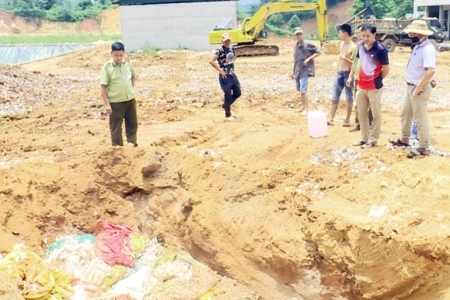 Lào Cai: Tiêu hủy 3 tấn chân gà Trung Quốc vô chủ