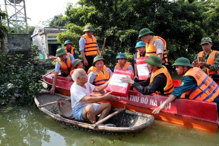 Hà Nội: Thăm hỏi, động viên nhân dân huyện Chương Mỹ bị ảnh hưởng bởi mưa lũ