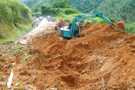 Lào Cai: Quốc lộ 279 ách tắc nghiêm trọng do sạt lở đất