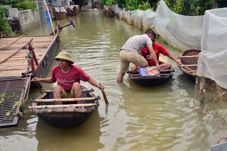 Ngập tại Chương Mỹ: Người dân “oằn” mình với lụt