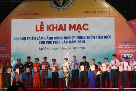 Nghệ An: Trên 200 gian hàng tại Hội chợ triển lãm hàng công nghiệp nông thôn tiêu biểu phía Bắc