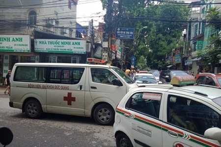 Hà Nội: Ùn tắc tại cổng Bệnh viên nhi Trung Ương, phải chăng có sự tiếp tay, chống lưng?