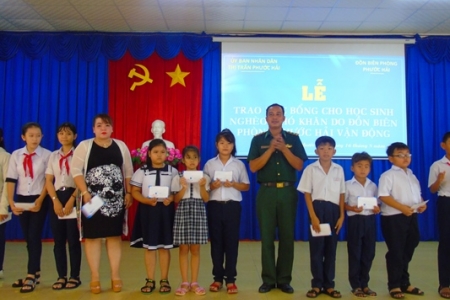 Đồn Biên phòng Phước Hải: Trao tặng quà cho học sinh nghèo