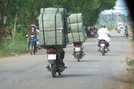 Long An: Hàng lậu giảm nhưng các đối tượng buôn lậu thường xuyên thay đổi cách thức hoạt động