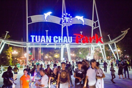 Quảng Ninh: Du khách 'chen chân' tại Khu vui chơi giải trí Tuần Châu