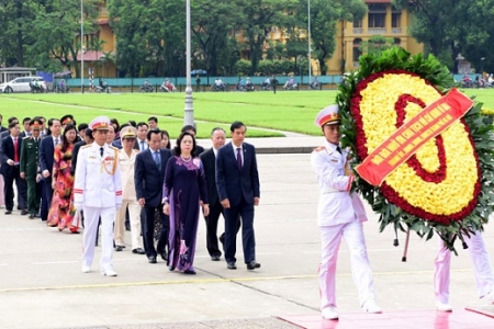 Đoàn lãnh đạo Đảng và Nhà nước viếng lăng Chủ tịch Hồ Chí Minh