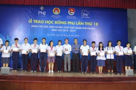 Quỹ Từ thiện PNJ trao 100 suất học bổng cho học sinh nghèo vượt khó