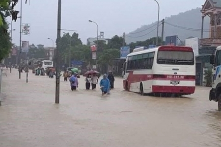 Mưa như nước trút, quốc lộ 6 bị chia cắt, mặt đường biến thành sông