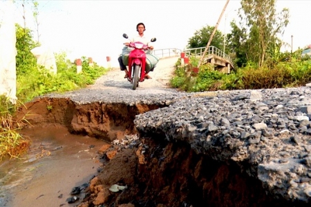 Đồng bằng sông Cửu Long ngày càng xuất hiện nhiều điểm sạt lở đặc biệt nghiêm trọng