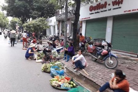 Hà Nội: Đến bao giờ “chợ tự phát” trên đường Nguyễn Thị Thập mới được dẹp bỏ?