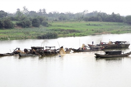 Cát tặc đục khoét lòng sông, Quảng Trị quyết định đóng cửa mỏ