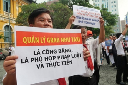 Hàng trăm tài xế Vinasun mang khẩu hiệu đến tòa phản đối Grab