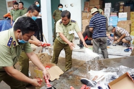 TP.HCM: Tiêu hủy khối lượng lớn hàng lậu, hàng giả trị giá lớn