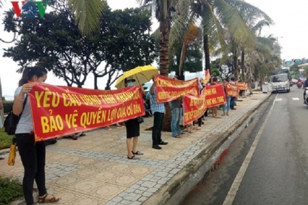 Công ty Hoàng Quân lại thất hứa, hàng trăm khách hàng đội mưa đòi giao nhà