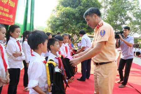 Ban ATGT tỉnh Bắc Giang tặng hơn 200 cặp phao cho học sinh dân tộc bán trú