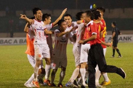 Nam Định trụ hạng thành công sau trận thắng play-off nghẹt thở