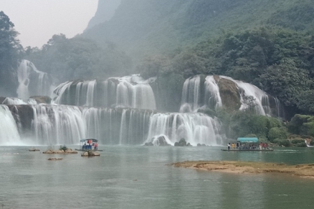 Non Nước Cao Bằng: Tưng bừng Lễ hội Du lịch Thác Bản Giốc lần thứ II 2018