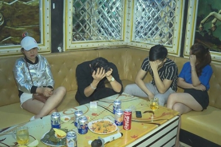 Đắk Lắk: Bắt giữ nhóm nam nữ phê ma túy tại quán karaoke