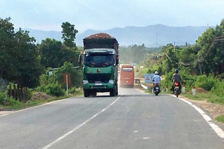 Gia Lai: Xe quá khổ, quá tải vẫn đi qua trạm CSGT "trót lọt" (?)