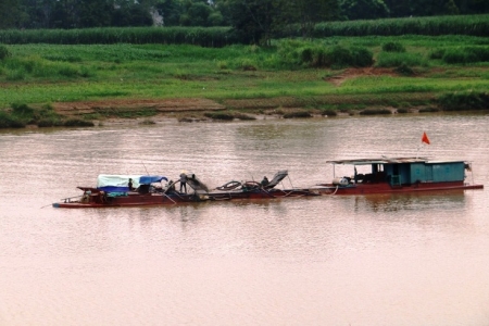 Thanh Hóa: Cát tặc đua nhau oanh tạc sông Mã, việc xử lý còn nan giải?