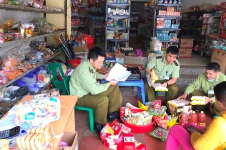 Lạng Sơn: Buộc tiêu huỷ lô hàng bánh kẹo quá hạn sử dụng