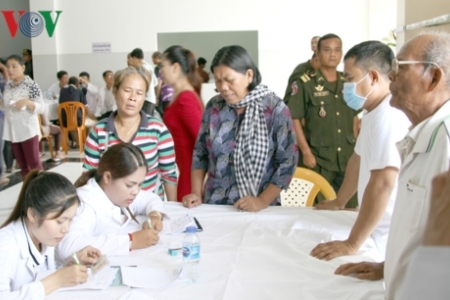 Bác sỹ Việt Nam mang ánh sáng cho bệnh nhân nghèo Campuchia