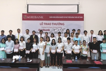 Đà Nẵng: 28 tân sinh viên sư phạm được Agribank trao tặng học bổng