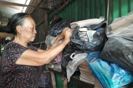 Bà lão 71 tuổi, 38 năm bán vé số kiếm tiền mua sách tặng học sinh nghèo ở An Giang