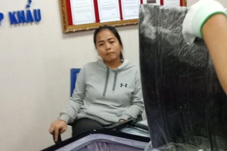 Nữ hành khách quốc tịch Malaysia ngụy trang 4,42 kg cocaine trong thành vali