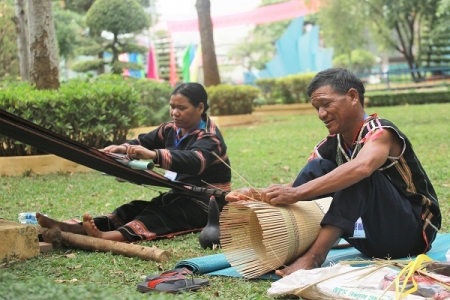 Trình diễn nghệ thuật tạc tượng gỗ dân gian tại Festival Cồng chiêng Tây Nguyên 2018