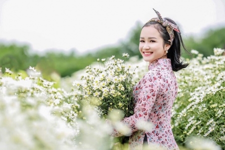 Hà Nội: Giới trẻ mê mẩn, hào hứng “khoe sắc” bên Cúc họa mi