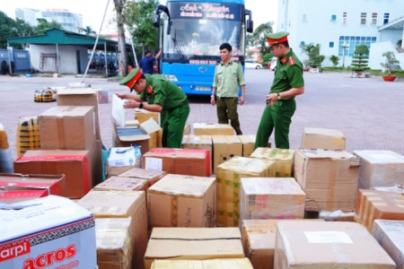 Hà Tĩnh: Nhà xe chống lệnh khi công an kiểm tra hàng hóa, phương tiện