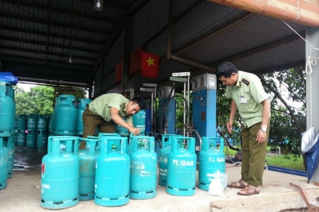 Thái Bình: Thu giữ 242 bình LPG không có màng co niêm phong của nhà sản xuất