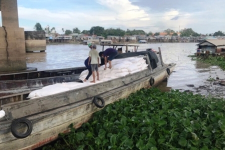 Triệt phá đường dây vận chuyển gần 100 tấn hàng lậu trên sông