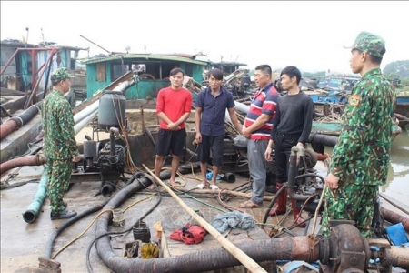 Quảng Ninh: Lực lượng chức năng bắt giữ 4 tàu khai thác cát trái phép trong đêm