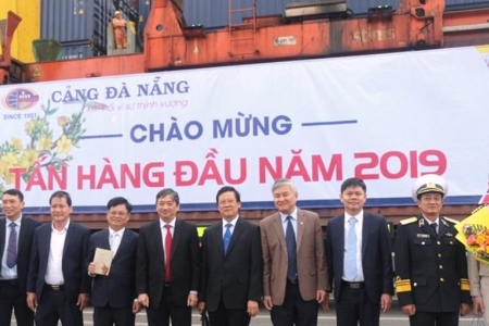 Đà Nẵng: Tấn hàng đầu tiên năm 2019 cập cảng Tiên Sa