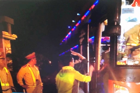 Đà Nẵng: Chặn xe chở quá số người quy định, tài xế có biểu hiện say bia rượu