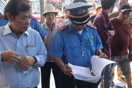 Cận Tết Nguyên đán loạn giá vé xe: Thanh tra giao thông ‘đột kích’ bến xe miền Đông