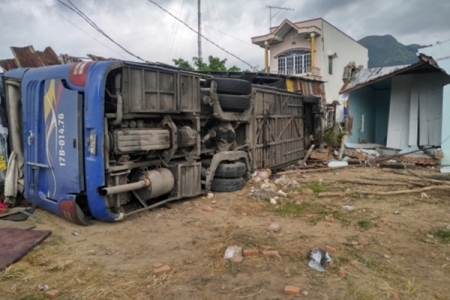 Phó Thủ tướng chỉ đạo điều tra làm rõ nguyên nhân vụ lật xe khách ở Khánh Hòa