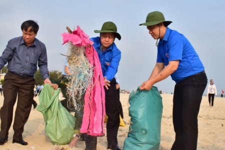 Huế: Chủ tịch UBND tỉnh Phan Ngọc Thọ tham gia làm sạch rác trên bãi biển Thuận An