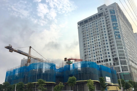 QMS Tower Tố Hữu: Cẩu tháp vươn dài “cánh tay sắt” ra đường gây nguy hiểm giao thông
