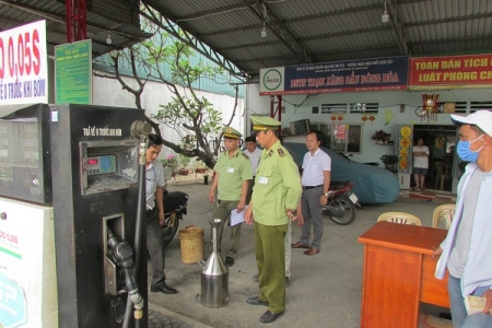 Bình Dương: Phát hiện cửa hàng kinh doanh xăng dầu vi phạm về chất lượng