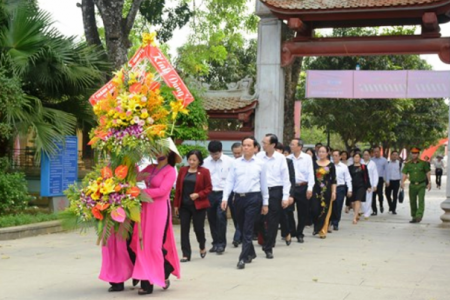 Đoàn đại biểu TP. HCM dâng hoa, dâng hương tại Khu di tích Kim Liên